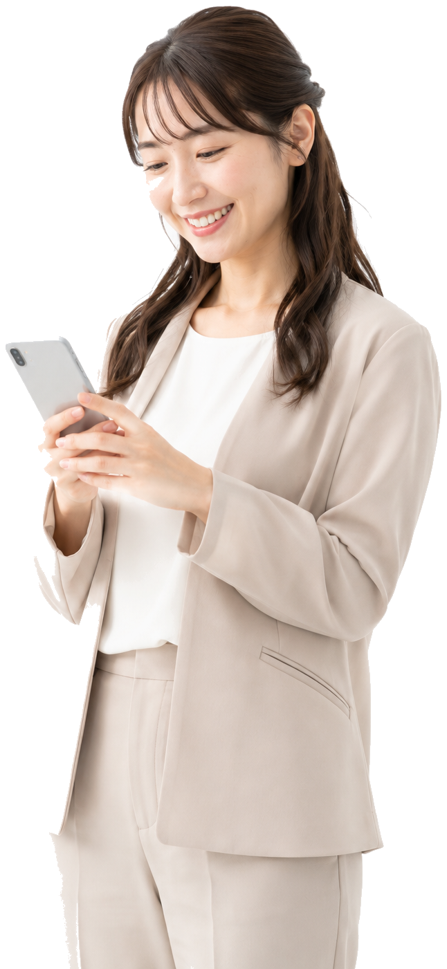 スマートフォンを見て微笑む女性